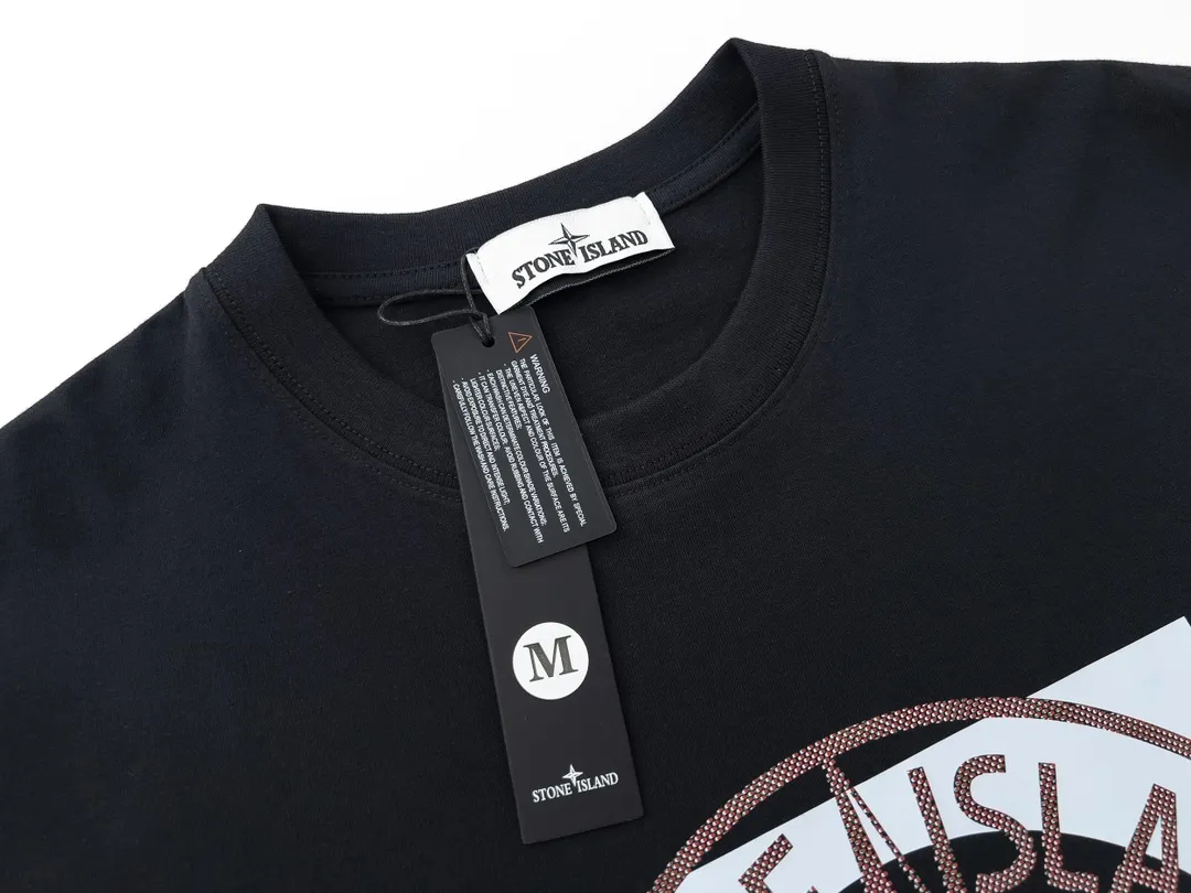 W615#P110💰 [Stone lsland/Stone Island summer new short-sleeved T-shirt with big compass print on the chest] ⚠️[Original creation with high control of details] - Made of 260 grams of combed cotton with 32-count double yarn, soft and comfortable to the touch, sweat-absorbent and breathable. - Simple, basic and versatile style, original quality, the first choice for couples. - Made in a large factory, four needles and five threads on the shoulder, neatly arranged, high quality workmanship. - Same style for men and women. Very versatile, one piece for everyone, details are clearly visible. Color: Black White Size: M L